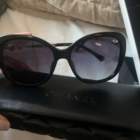 CHANEL- Classic Pearl Sunglasses - Picture 7 of 11
